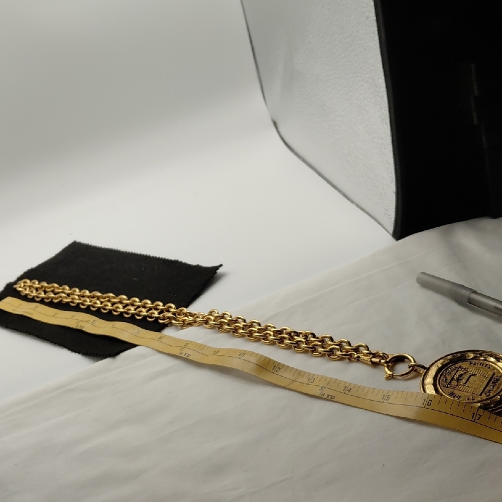 CHANEL Vintage 31 Rue Cambon Goldplated Medallion Necklace - Picture 6 of 9